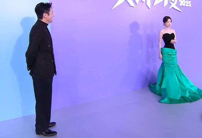 尖叫之夜修罗场！魏大勋不顾秦岚猛炒CP，跟杨幂同场撞色像情侣装（组图） - 13