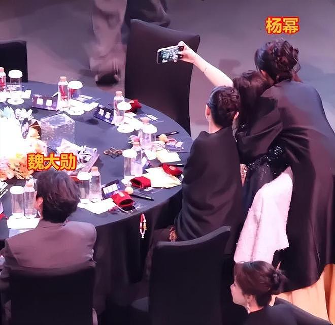 杨幂三次活动碰到魏大勋，每次都偷瞄男方，她为何会显得意难平？（组图） - 5