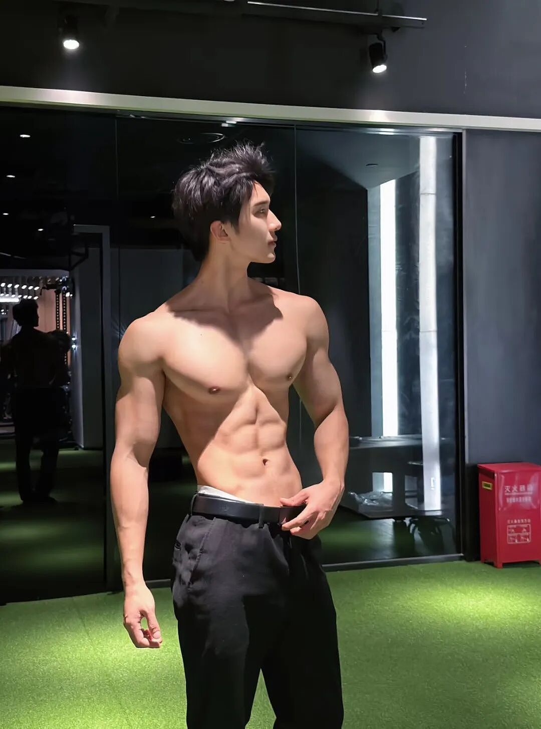 【帅哥】深圳185超帅肌肉男模被金主看上？男模直言不缺那点...（组图） - 1