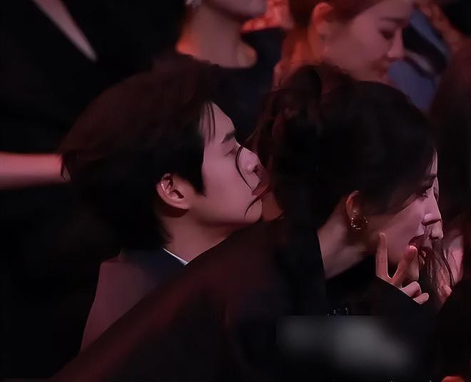杨幂三次活动碰到魏大勋，每次都偷瞄男方，她为何会显得意难平？（组图） - 2