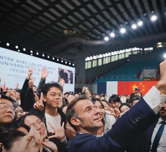 马克龙拍片总结访华行程：与群众开心自拍，称感谢中国热情接待（视频/组图） - 1
