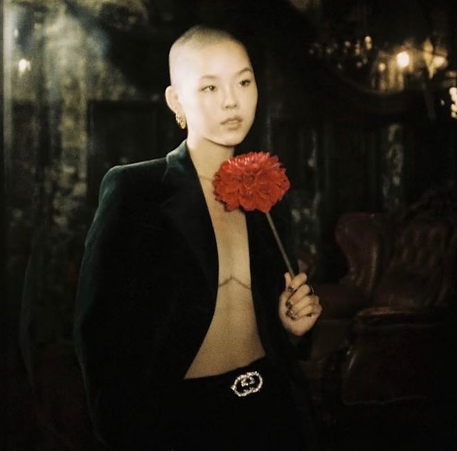 20岁女偶像切除胸部惹争议！前后对比强烈，不想当女的还加入女团（组图） - 7