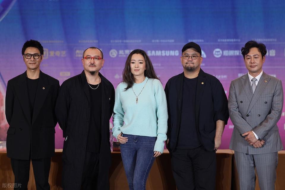 巩俐陪马克龙夫妇吃烤鸭,穿黑衣扎丸子头气场强(组图) - 10