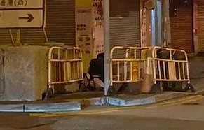 油麻地男压女在地片疯传！热裤女挣扎呼救后续恐怖，路人冷漠惹议（组图） - 2