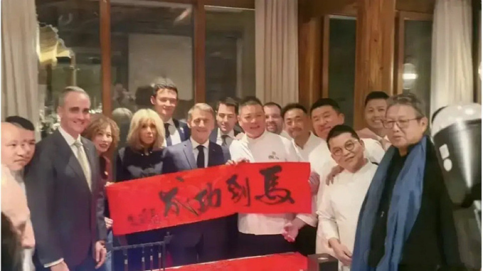 巩俐陪马克龙夫妇吃烤鸭,穿黑衣扎丸子头气场强(组图) - 5