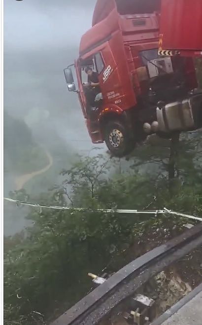 “最幸运卡车司机”半年涨粉40万：在断桥上死里逃生后，希望成为农产品带货主播（组图） - 2