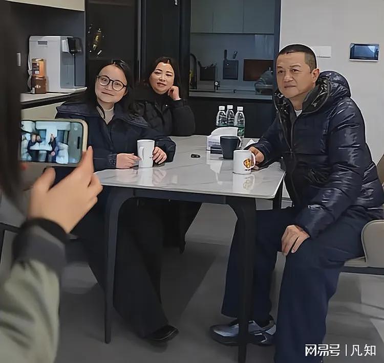 李亚鹏在四川见第四个女儿，身份公开：毕业于电子科大，相拥而泣（组图） - 17