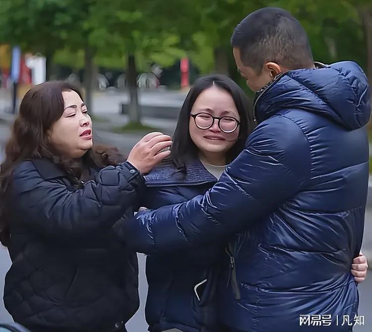 李亚鹏在四川见第四个女儿，身份公开：毕业于电子科大，相拥而泣（组图） - 13