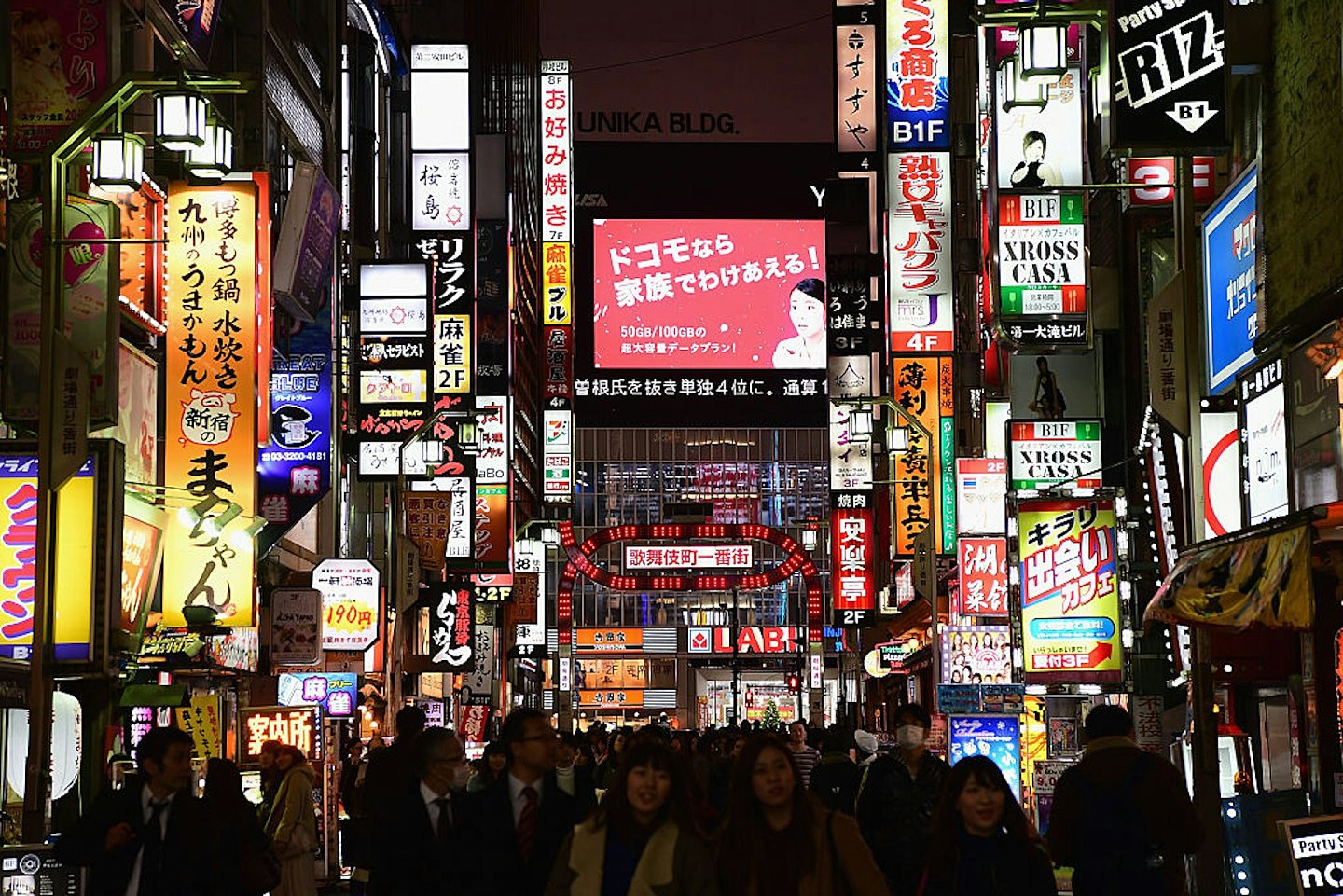 日本女性出国卖身成风,2个月赚近百万再包牛郎?(组图) - 1