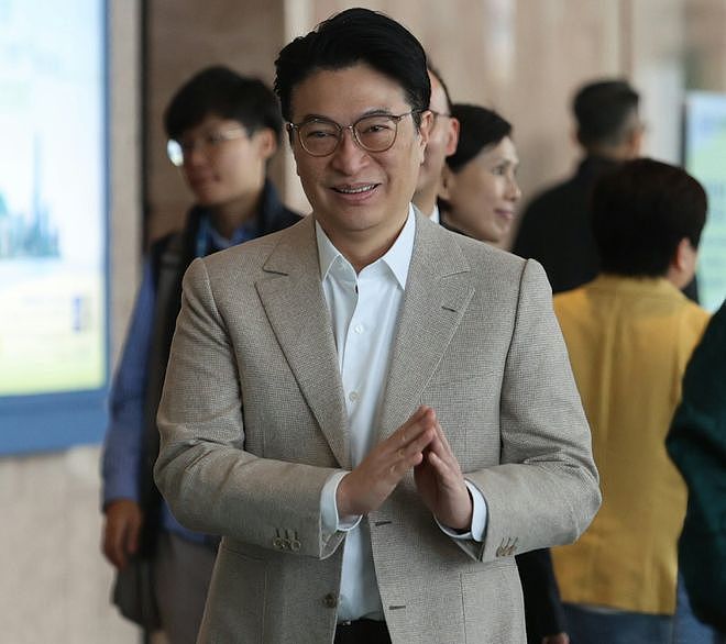 61岁李泽钜罕见现身,被问卖港口风波,他和李嘉诚一样礼貌拒回应(组图) - 6