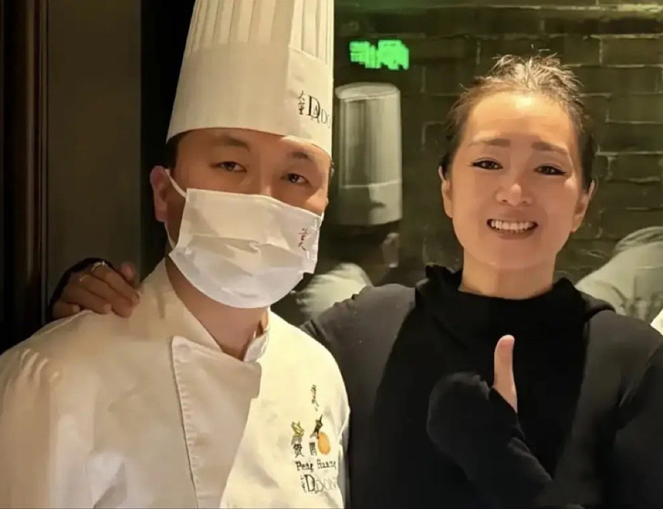 巩俐陪马克龙夫妇吃烤鸭,穿黑衣扎丸子头气场强(组图) - 4