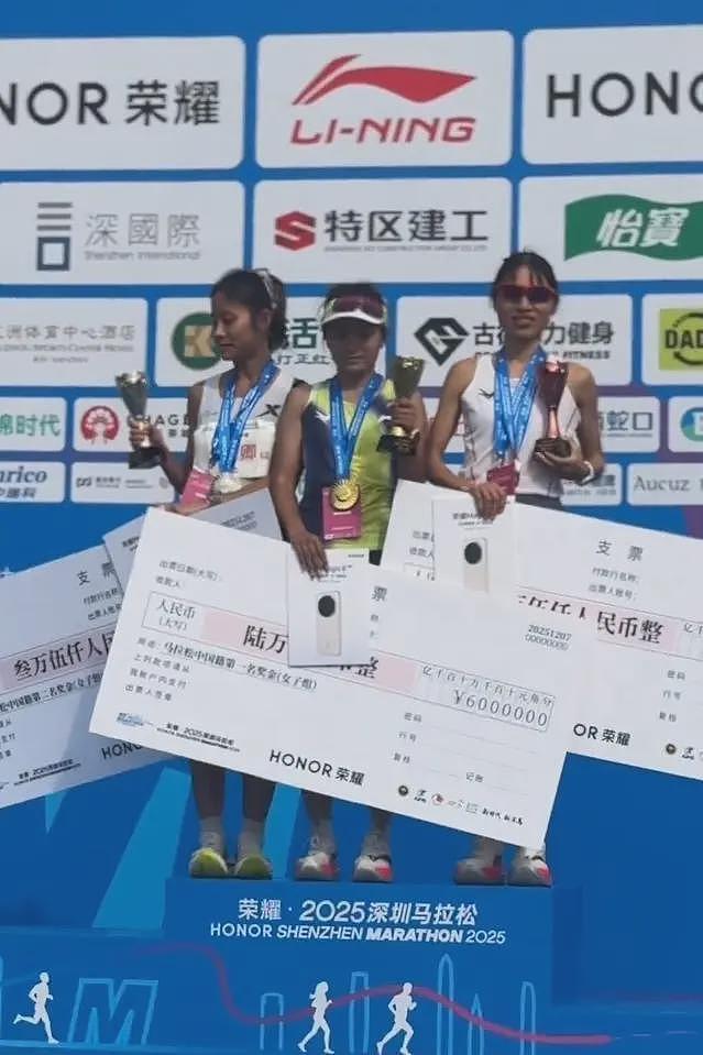 恭喜！“最快女护士”张水华深圳马拉松再登领奖台（组图） - 1