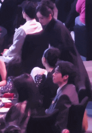 炸裂！杨幂魏大勋微妙同框名场面！秦岚也在现场！网友集体吃瓜，台下互动比领奖更精彩（组图） - 3