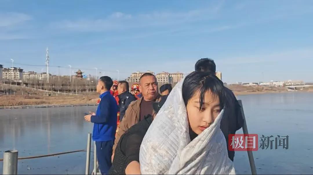 13岁女孩爬冰救人，被救男童家长：上门送酬金遭拒（组图） - 1