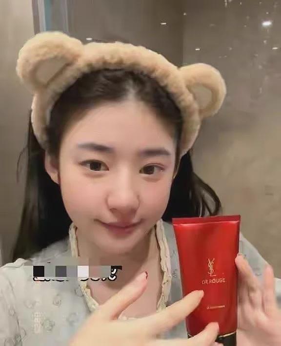 黄一鸣带女儿医院看病，意外暴露女儿名字，王思聪想后悔都晚了（组图） - 2