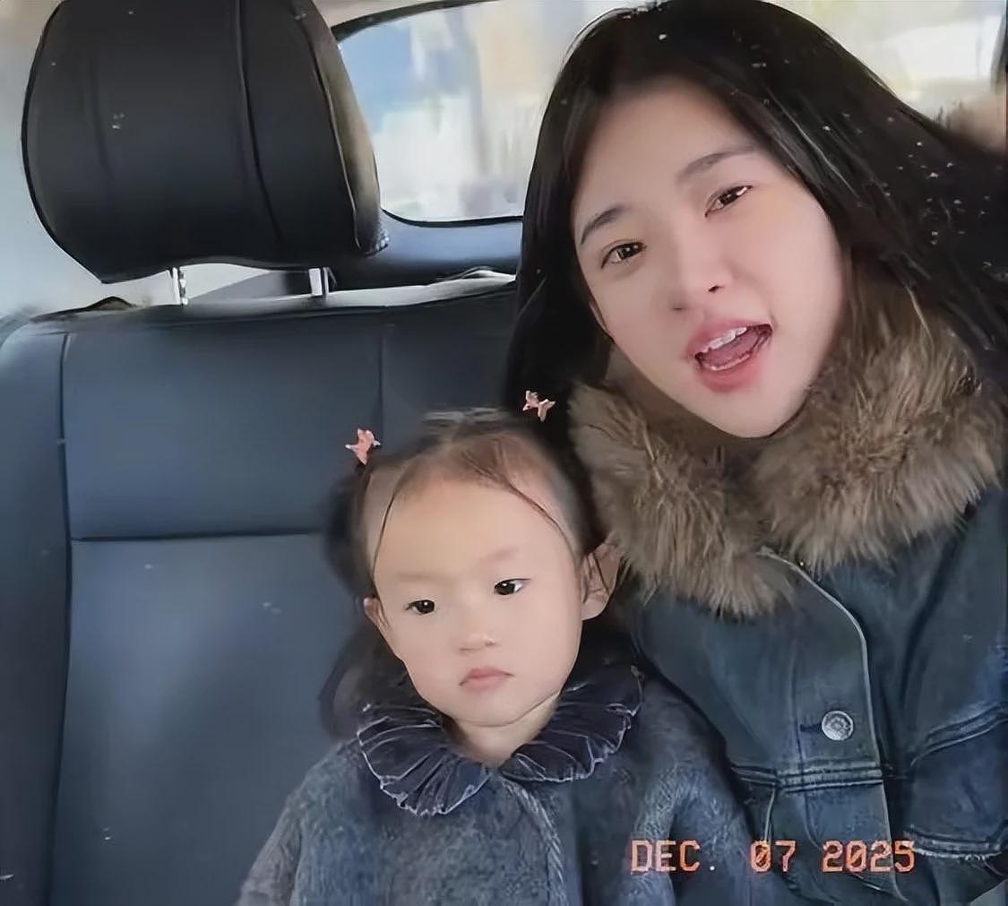 黄一鸣带女儿医院看病，意外暴露女儿名字，王思聪想后悔都晚了（组图） - 4