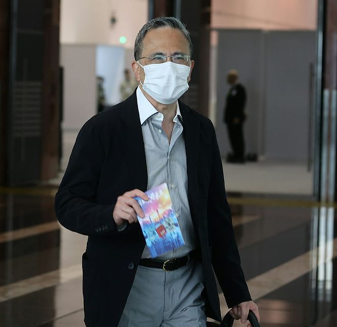 61岁李泽钜罕见现身,被问卖港口风波,他和李嘉诚一样礼貌拒回应(组图) - 2