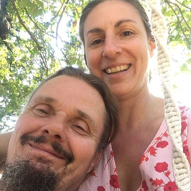 澳洲女子携家人移居意大利过原始生活，因吃毒蘑菇孩子被带走，好心人提供住所家人团聚（组图） - 3