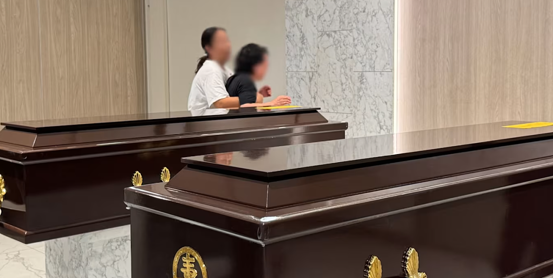 剑桥中国女博士新加坡饿死案后续： 骨灰将送回东北老家， 亲人飞去送别（组图） - 6