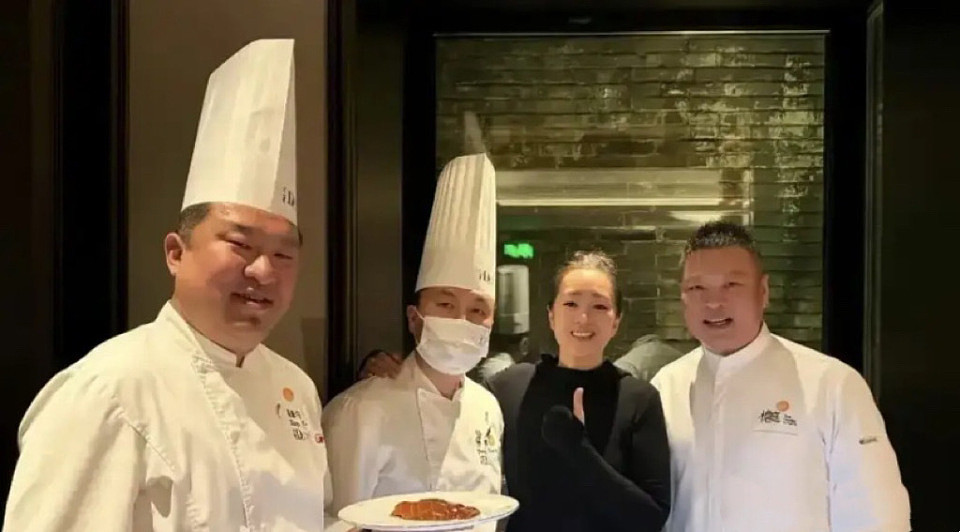 巩俐陪马克龙夫妇吃烤鸭,穿黑衣扎丸子头气场强(组图) - 3