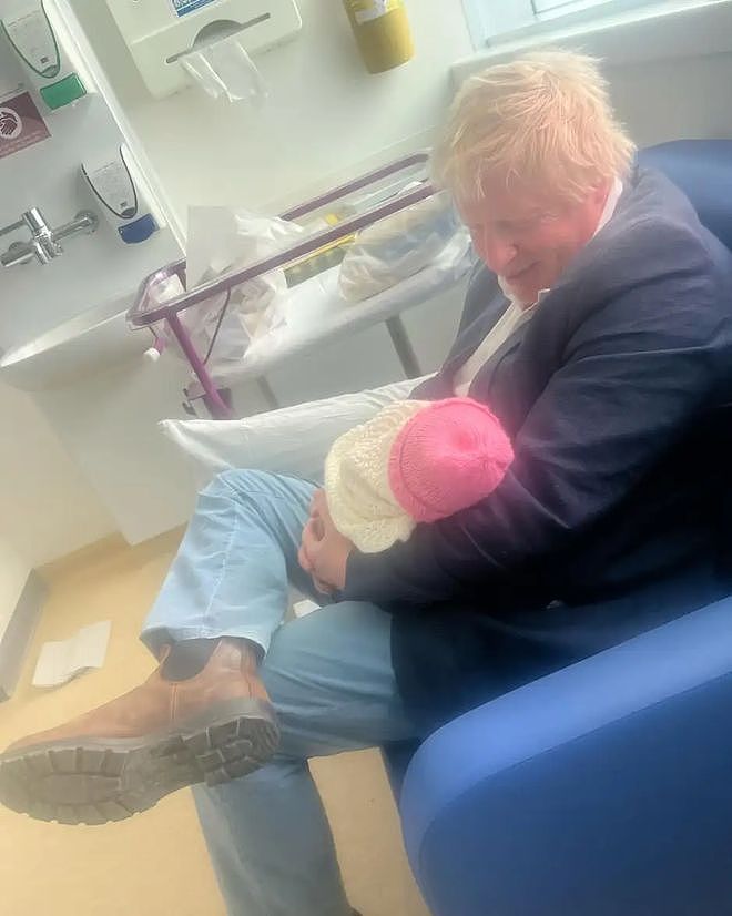 61岁英国前首相约翰逊，戴翅膀跳舞，退休后围着四个“小金毛”转（组图） - 5