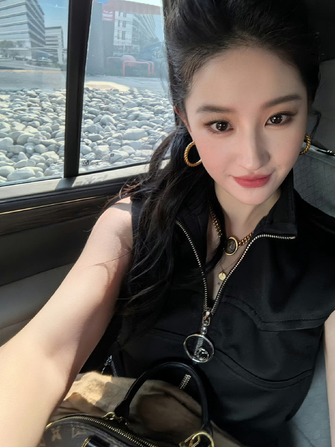 刘亦菲现身阿布扎比F1赛事，黑色束腰裙高马尾吸睛（组图） - 6