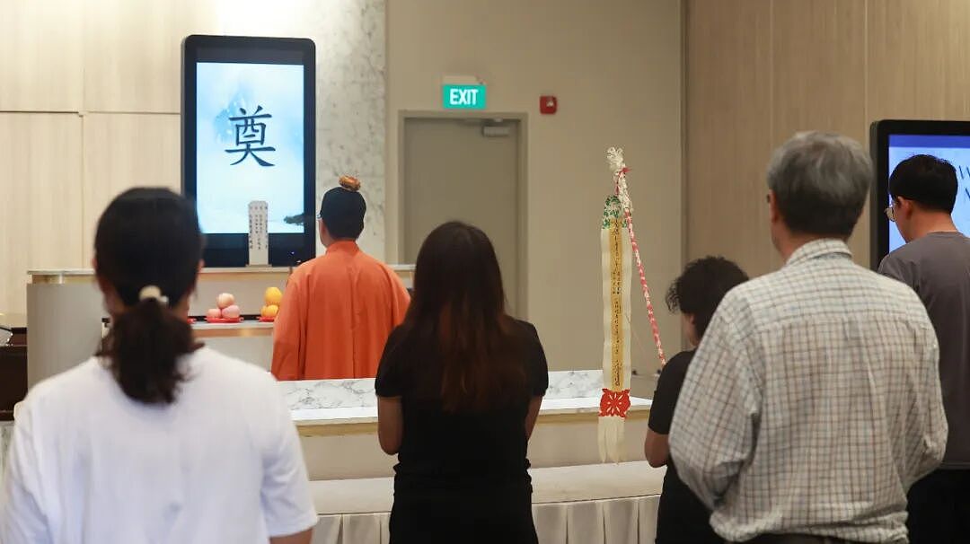 剑桥中国女博士新加坡饿死案后续： 骨灰将送回东北老家， 亲人飞去送别（组图） - 10