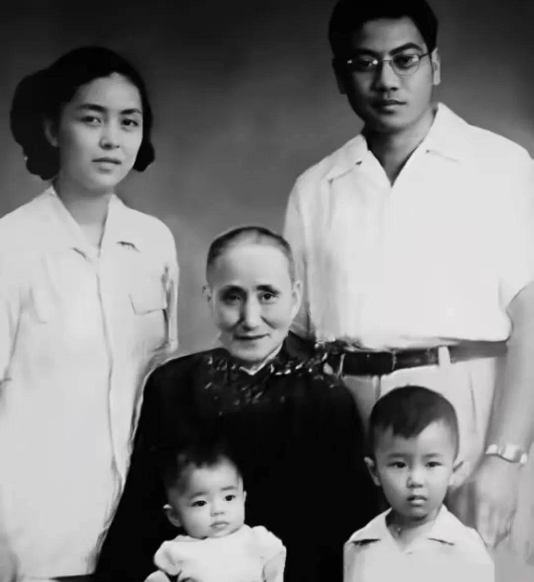 唐国强和前妻旧照，女儿很可爱，孙涛笑得很开心（组图） - 5