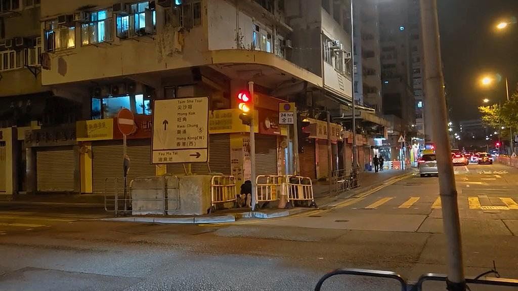 油麻地男压女在地片疯传！热裤女挣扎呼救后续恐怖，路人冷漠惹议（组图） - 3