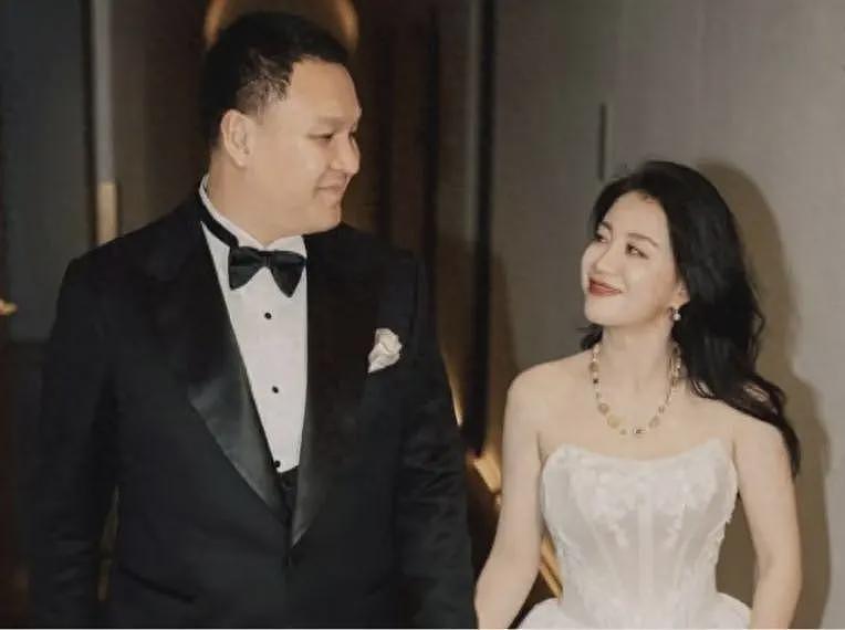 李嘉格官宣“姐弟恋”后续，前夫深夜发文已破防，评论区一片嘲讽（组图） - 4
