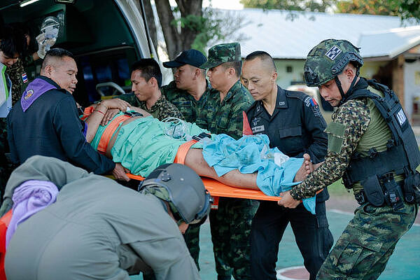 泰军1死8伤！38万人急撤、641校关闭，柬埔寨惊见撤离潮（组图） - 1