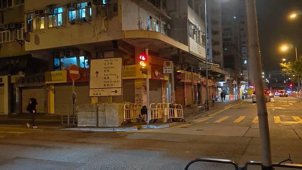 油麻地男压女在地片疯传！热裤女挣扎呼救后续恐怖，路人冷漠惹议（组图） - 4