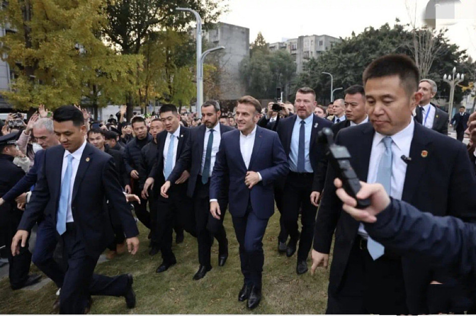 巩俐陪马克龙夫妇吃烤鸭,穿黑衣扎丸子头气场强(组图) - 13