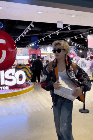 “中国首富之子”大闹LV咖啡店引热议!课堂下单保时捷,网购$4亿顶层公寓…(组图) - 20