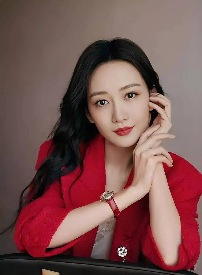 王鸥和妈妈牵着女儿散步, 女儿黄头发小眼睛(组图) - 6