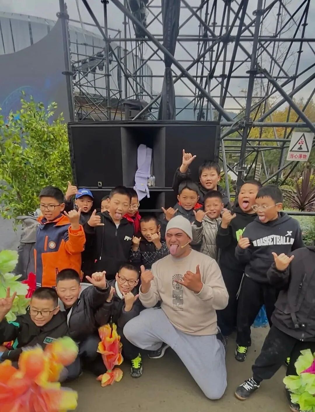 一群新西兰人突然在中国海底捞龇牙咧嘴，惊呆围观群众！每一帧都是表情包...（组图） - 21
