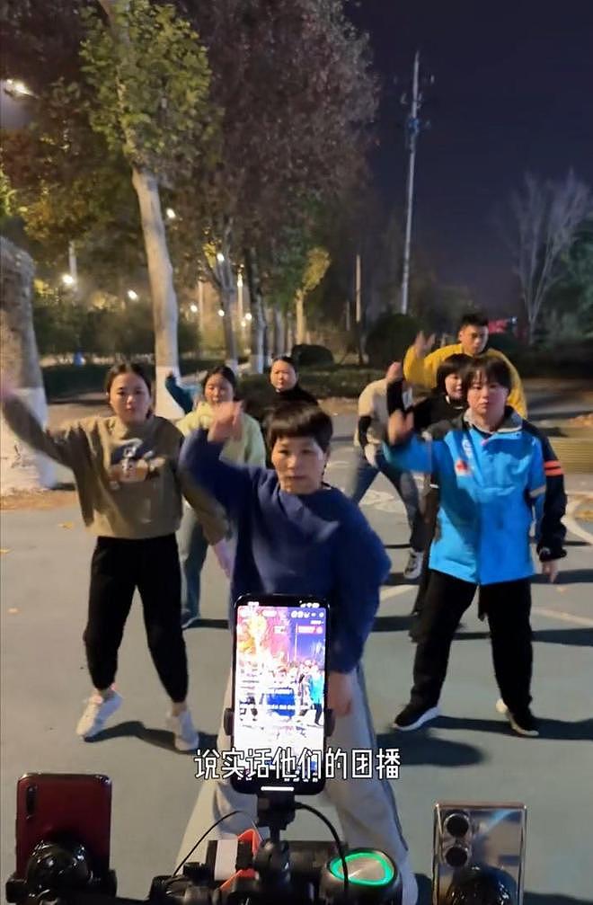 为救患病孩子，父母寒风中直播跳舞五六小时，吴克群称这才是最应该爆火的团播，13岁患癌儿童：只想和父母说一句我爱他们（组图） - 2