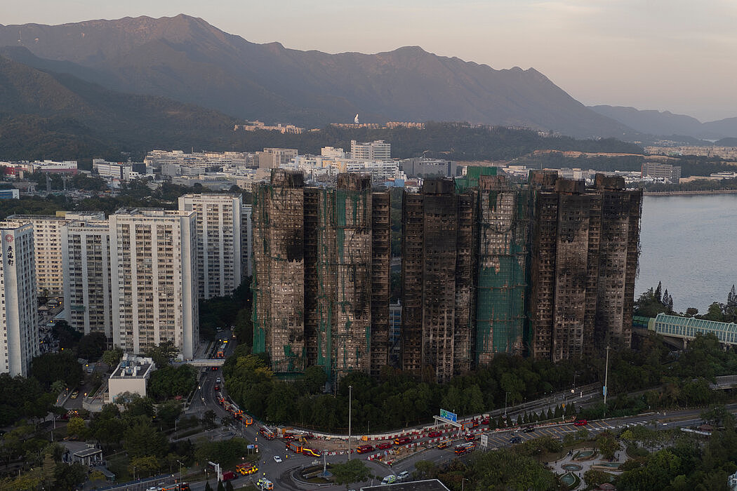 “再也回不去了”:宏福苑大火幸存者处境艰难(组图) - 4