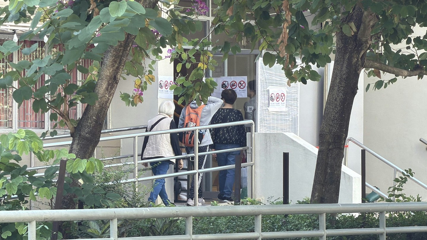 宏福苑大火：父母罹难成灰烬，女儿采样后哽咽：想畀返个身份佢哋（组图） - 4