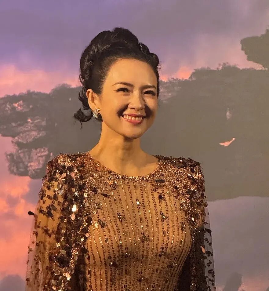《阿凡达》首映礼尴尬一幕!章子怡被吐槽拜高踩低,主动和卡梅隆热聊,对孙俪邓超冷淡(视频/组图) - 1