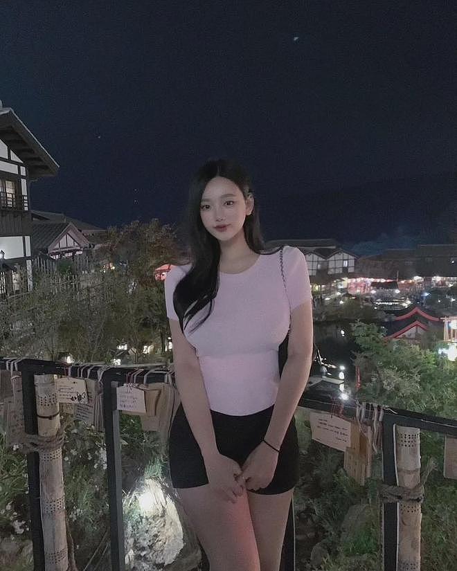 【美女】柔肤白美大长腿，身材火辣气质高，性感迷人曲线美（组图） - 14