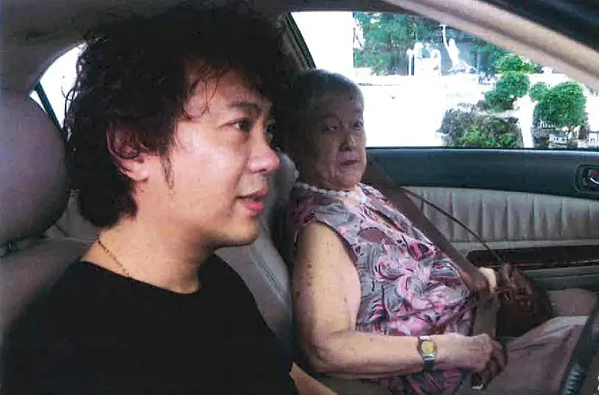 8旬富婆遭34岁男子杀猪盘骗2亿？他携妻儿霸占豪宅，偷空了…（组图） - 7