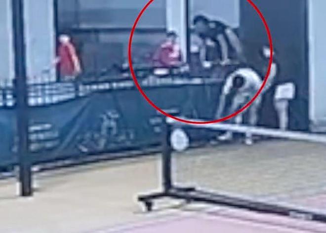 华裔男子在3楼打球坠亡:翻栏杆捡球踩空,误将悬空网当地面(组图) - 1