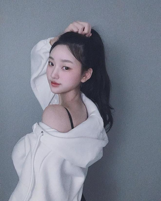 【美女】柔肤白美大长腿，身材火辣气质高，性感迷人曲线美（组图） - 11