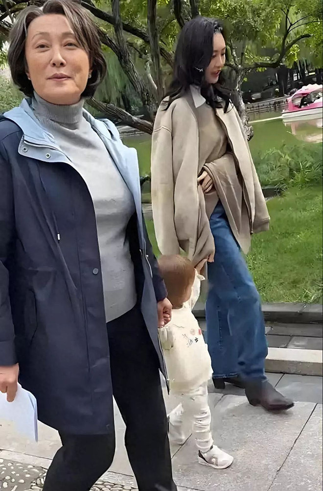 王鸥和妈妈牵着女儿散步, 女儿黄头发小眼睛(组图) - 1