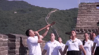 一群新西兰人突然在中国海底捞龇牙咧嘴，惊呆围观群众！每一帧都是表情包...（组图） - 29