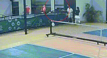 华裔男子在3楼打球坠亡:翻栏杆捡球踩空,误将悬空网当地面(组图) - 2