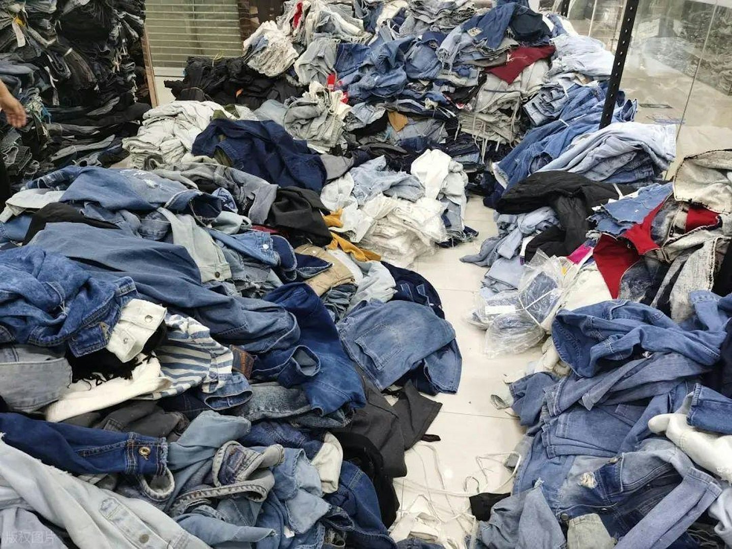内地网购“夺命毒衣”致癌染料超标27倍,必学自保4招!吊牌需细看(组图) - 2