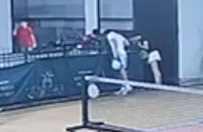 华裔男子在3楼打球坠亡:翻栏杆捡球踩空,误将悬空网当地面(组图) - 3