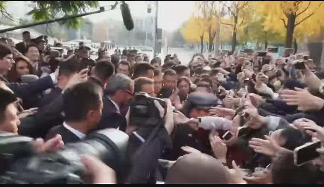 笑疯！马克龙走后发了一句中文！晨跑、被大学生包围，他终于爱上当总统的感觉（组图） - 6